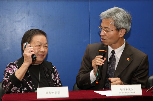 梁惠如婆婆示範接聽「耆安鈴愛心提提您」信息。