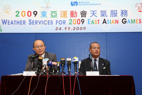 圖一、 天文台助理台長衛翰戈(左)和香港滑浪風帆會會長趙不求介紹天文台為2009東亞運動會和滑浪風帆比賽提供的天氣服務。