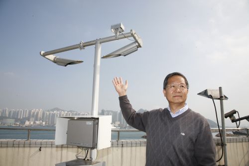 圖二　天文台助理台長梁榮武先生在西灣河水警總部介紹能見度儀表的運作原理