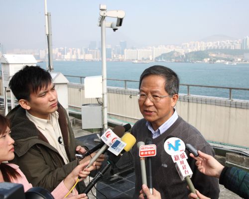 圖三　天文台助理台長梁榮武先生向傳媒介紹天文台的能見度監測服務