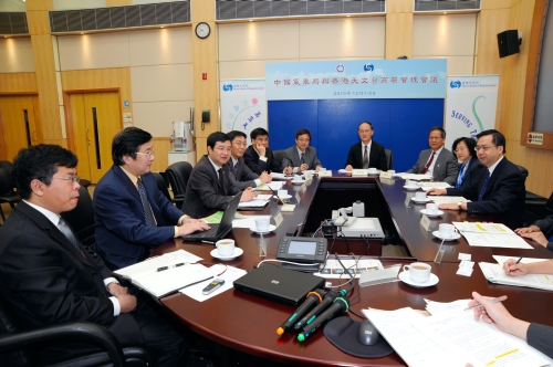 香港天文台台長李本瀅博士（右一）及中國氣象局副局長沈曉農（左三）出席天文台與中國氣象局的高層管理會議。