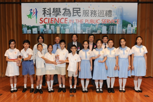 香港城市大學機械及生物醫學工程學系高級工程師兼香港核學會主席陸炳林博士(後排中)與評審團及得獎隊伍合照。