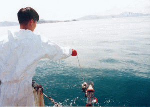 抽取海水样本
