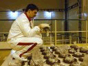 国际原子能机构的核查人员检查核电厂的燃料储存库。(Source: D. Calma/IAEA)