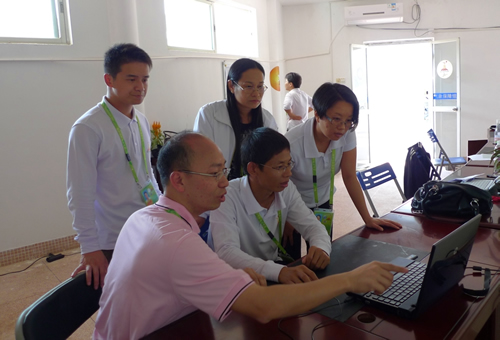 圖（三）李國麟在從化的亞運馬術比賽氣象保障工作室與當值人員熱烈討論，交換了寶貴的意見。