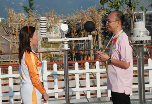 圖（二）天文台科學主任李國麟（右方）與廣州市氣象局業務處副處長熊亞麗（左方）在從化馬術比賽場地的天氣觀測場交流有關暑熱壓力指數的應用心得。