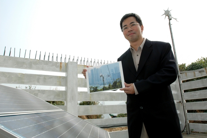 天文台高級科學主任甄榮磊先生在青洲自動氣象站向傳媒介紹該站應用再生能源的情況