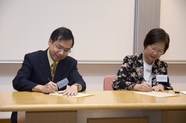 香港理工大学应用物理系系主任陈王丽华教授(右)与天文台助理台长李本滢博士(左)在签署仪式上合照