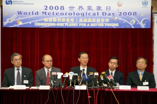 香港天文台台長林超英(中)介紹香港二十一世紀氣溫變化趨勢的最新推算結果，以及天文台在2008年的主要工作
