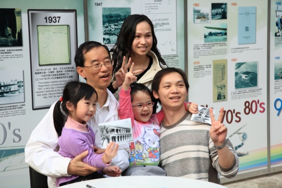 天文台台長林超英先生與參觀市民拍照留念