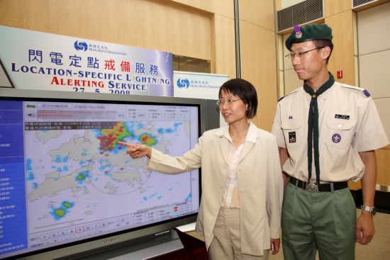 天文台署理助理台長劉心怡和香港童軍總會助理總部總監（氣象）陳家榮介紹新的閃電戒備服務