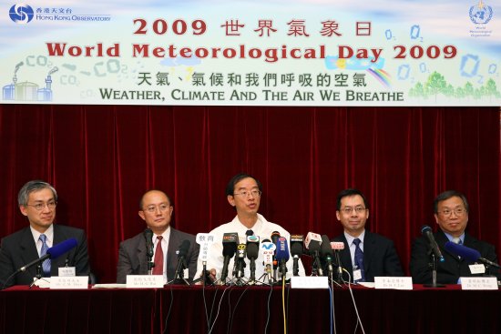香港天文台台長林超英(中)介紹今年增加的颱風等級和二十一世紀香港雨量預測